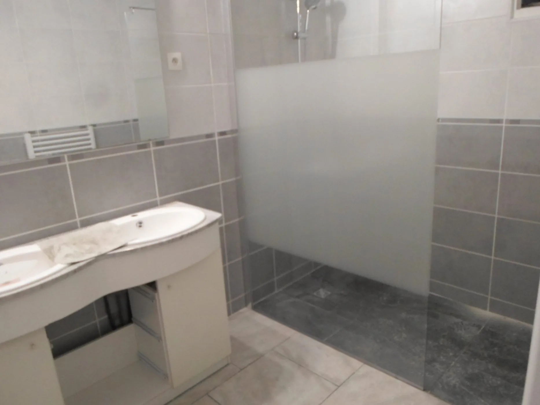 Maison en pierre louée de 97 m² avec jardin et garage à St Denis de Pile 