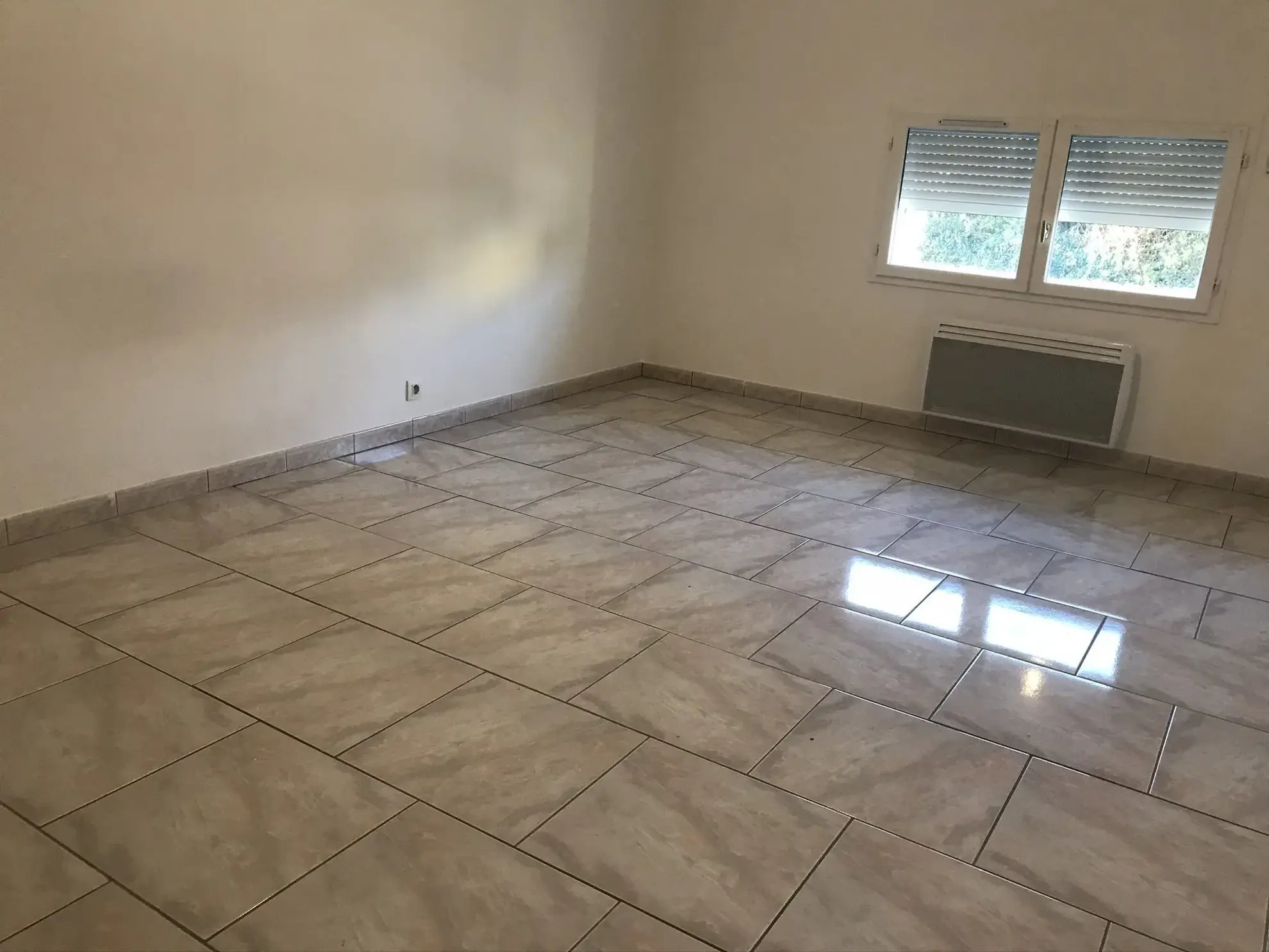 Maison en pierre louée de 97 m² avec jardin et garage à St Denis de Pile 