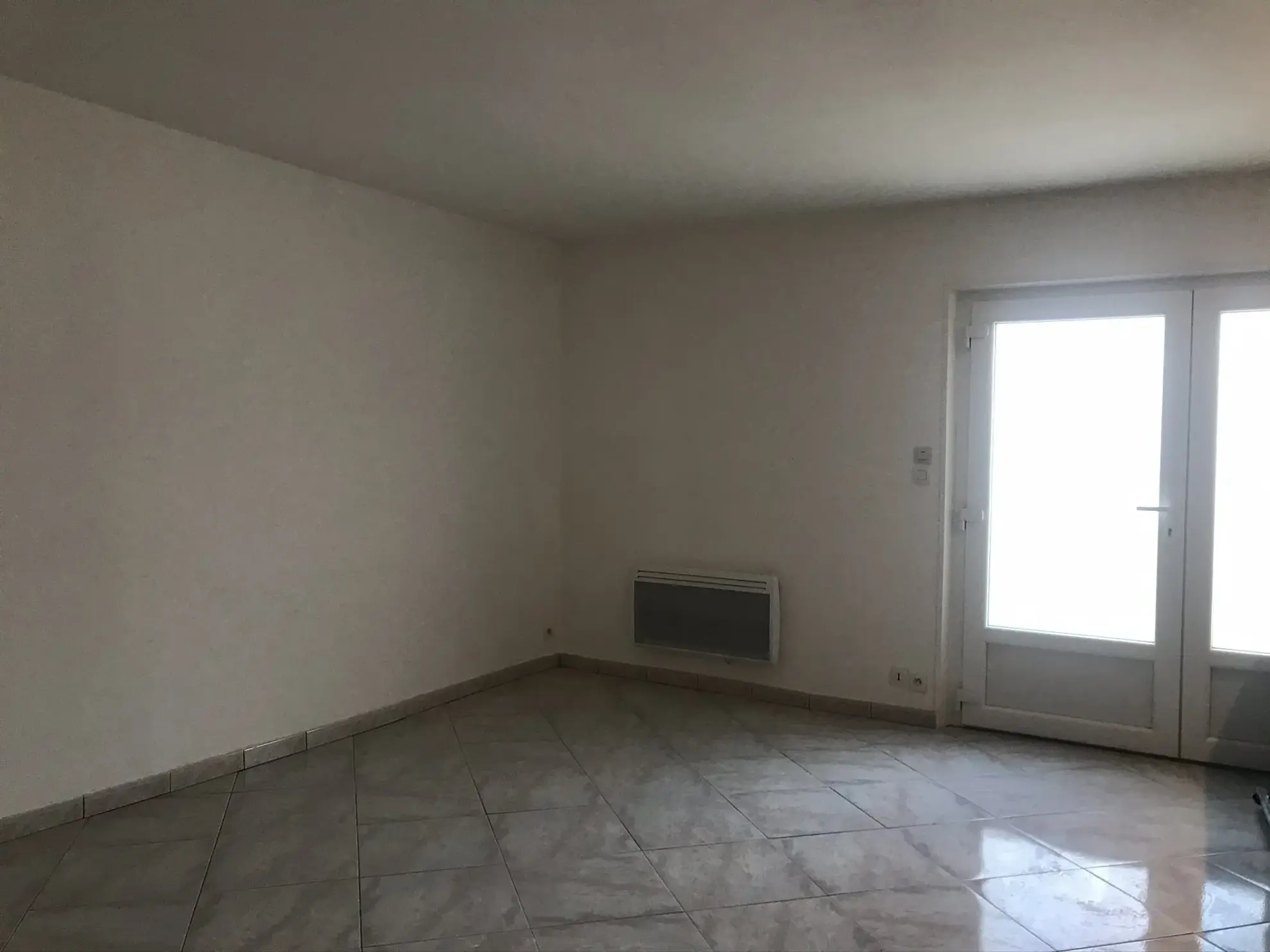 Maison en pierre louée de 97 m² avec jardin et garage à St Denis de Pile 