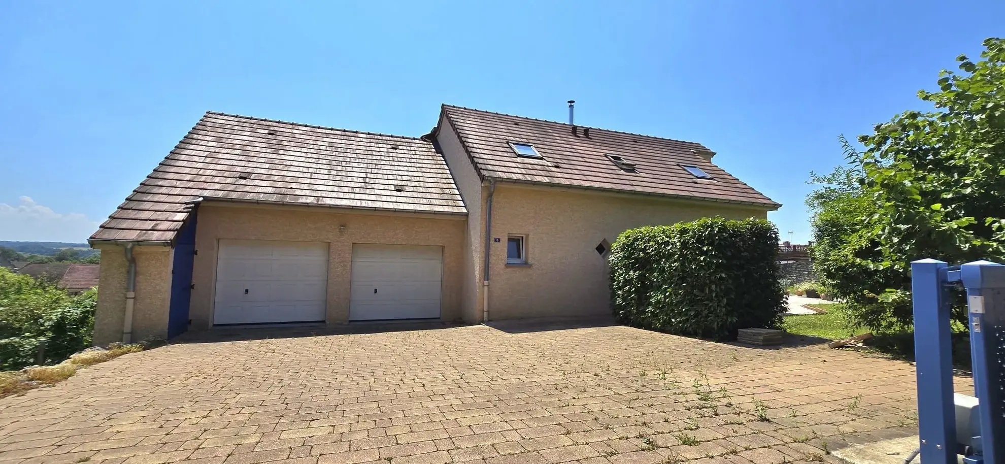 Maison de 132 m² avec grand terrain à Orchamps, 3 chambres, terrasse et double garage 