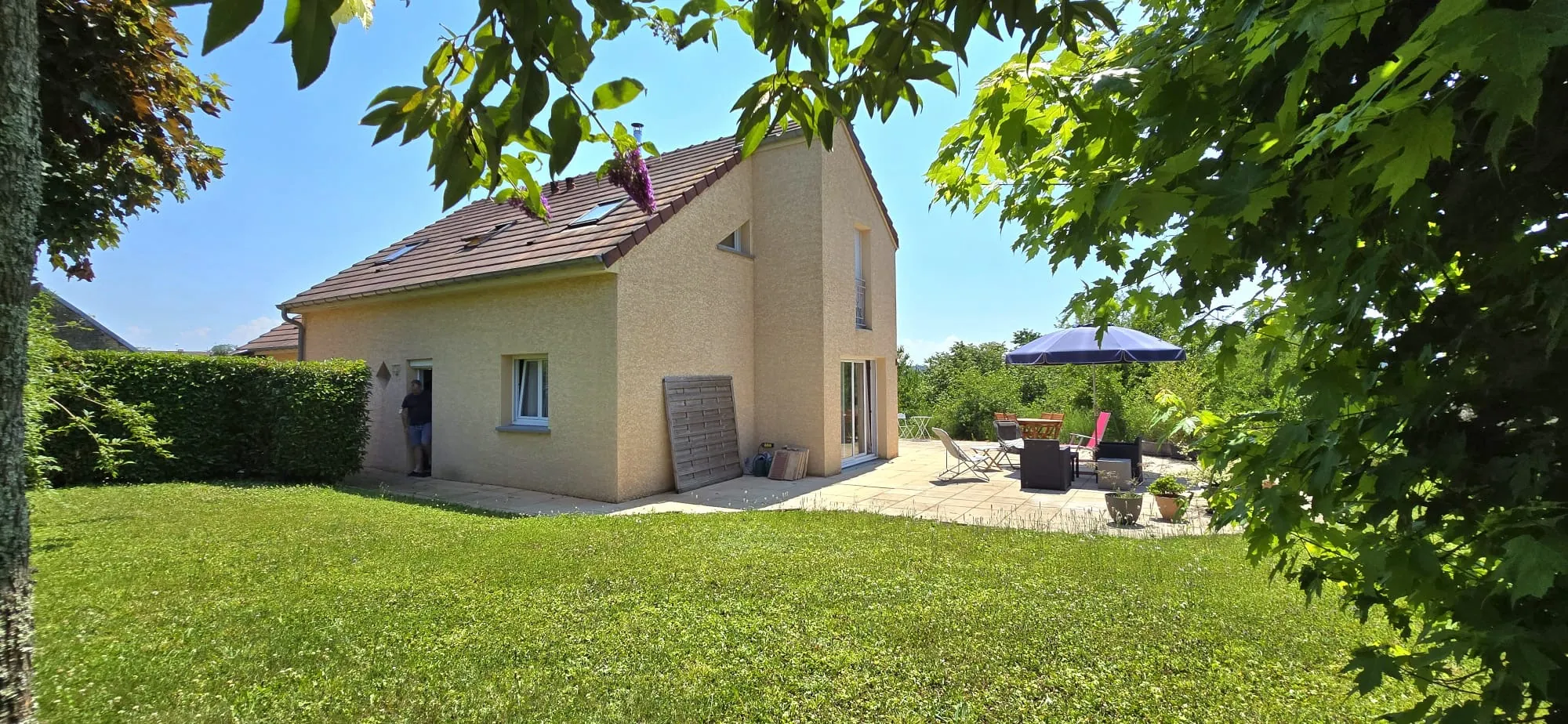 Maison lumineuse de 132 m² avec grand terrain à Orchamps, calme et confortable 