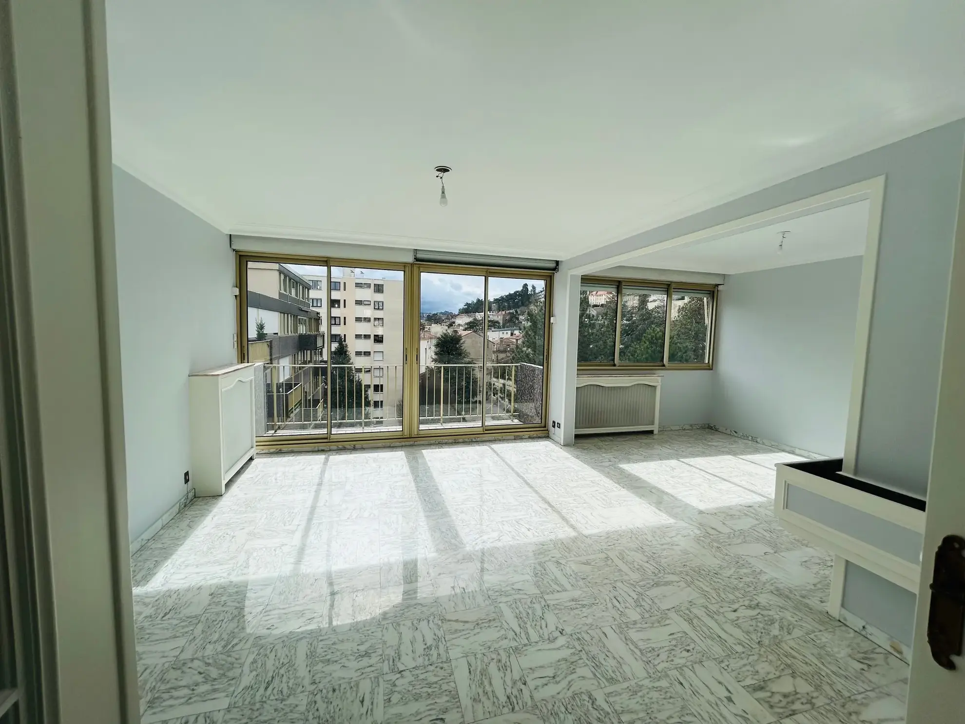 Appartement T3/T4 lumineux avec balcon, cave et grand garage à Saint-Étienne 