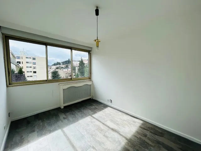 Appartement T3/T4 lumineux avec balcon, cave et grand garage à Saint-Étienne 
