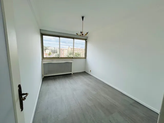 Appartement T3/T4 lumineux avec balcon, cave et grand garage à Saint-Étienne 