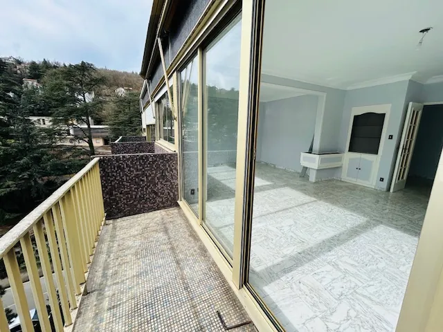 Appartement T3/T4 lumineux avec balcon, cave et grand garage à Saint-Étienne 