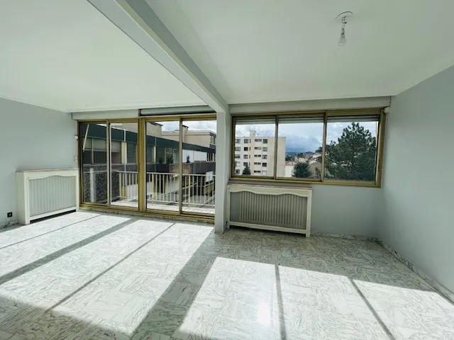 Appartement T3/T4 lumineux avec balcon, cave et grand garage à Saint-Étienne 