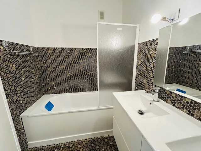 Appartement T3/T4 lumineux avec balcon, cave et grand garage à Saint-Étienne 