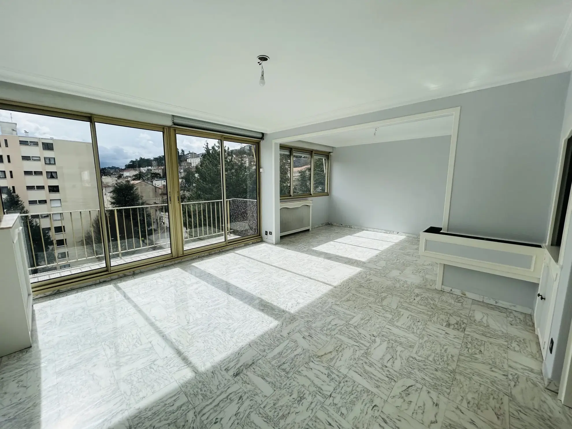 Appartement T3/T4 lumineux avec balcon, cave et grand garage à Saint-Étienne 