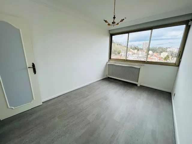 Appartement T3/T4 lumineux avec balcon, cave et grand garage à Saint-Étienne 