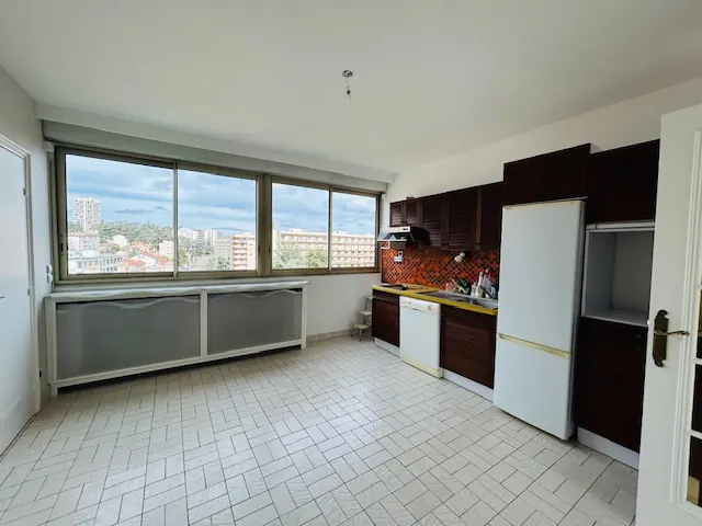 Appartement T3/T4 lumineux avec balcon, cave et grand garage à Saint-Étienne 