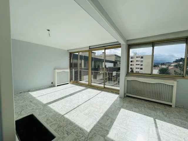 Appartement T3/T4 lumineux avec balcon, cave et grand garage à Saint-Étienne 
