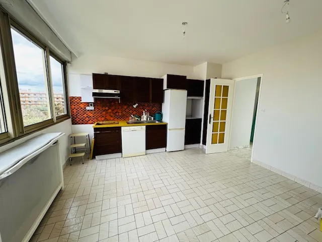 Appartement T3/T4 lumineux avec balcon, cave et grand garage à Saint-Étienne 