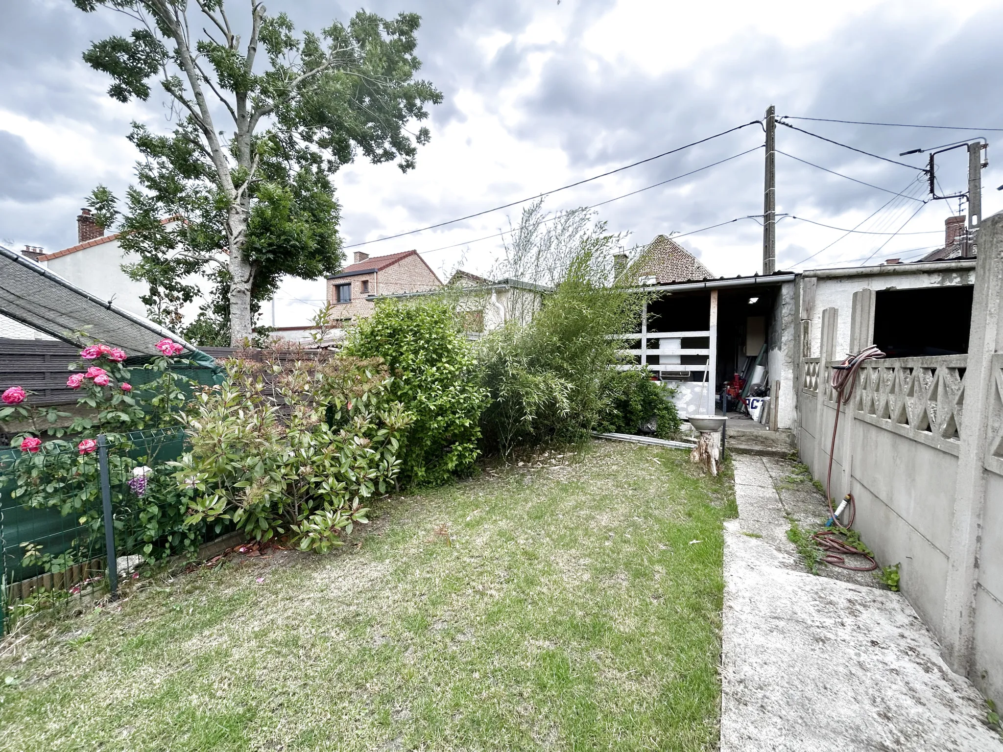 Maison de ville à vendre à Henin Beaumont proche gare et centre, jardin et garage 