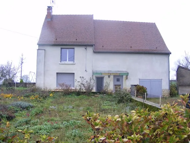 Charmante maison en pierre à rénover avec dépendances à Saint-Christophe-en-Brionnais 