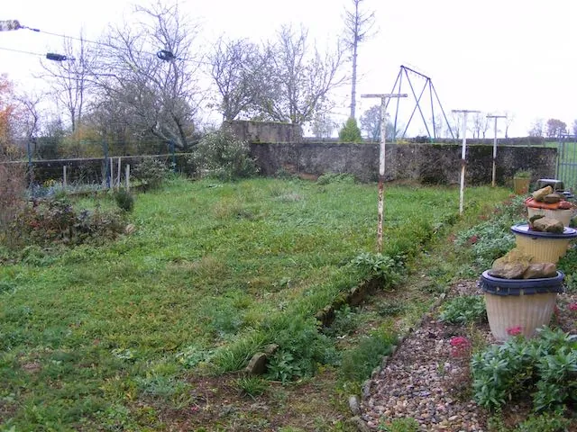 Charmante maison en pierre à rénover avec dépendances à Saint-Christophe-en-Brionnais 