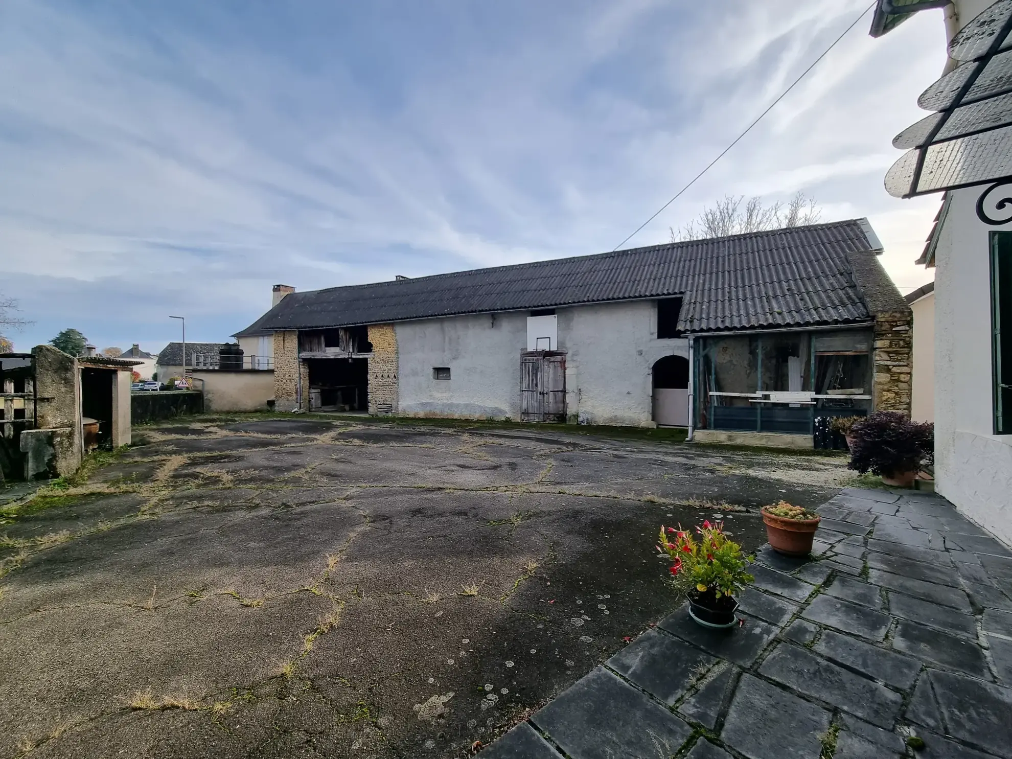 Maison de village à Ossun avec grande grange et 4 chambres - Opportunité à saisir