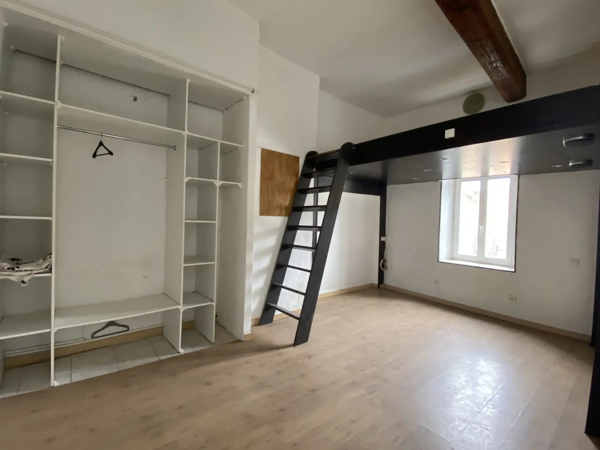 Studio à Vias de 28,54 m² avec mezzanine et climatisation, proche de la plage 