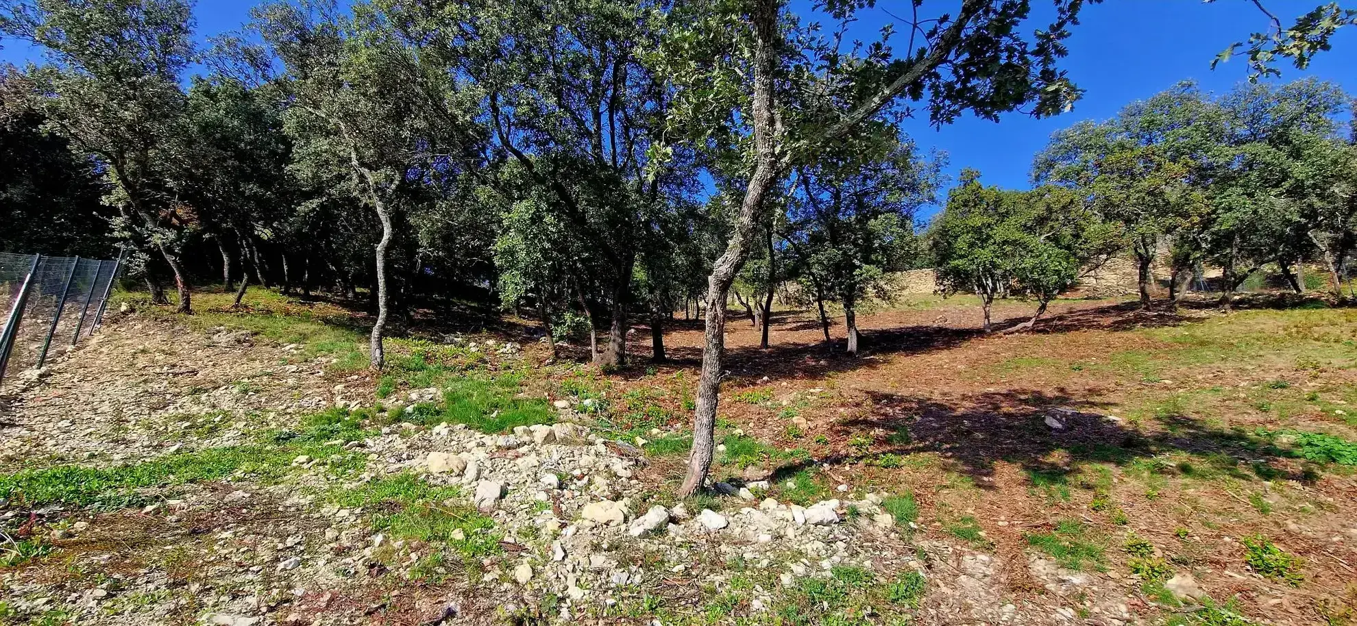 Terrain constructible de 1502 m² à Rochegude avec vue dégagée