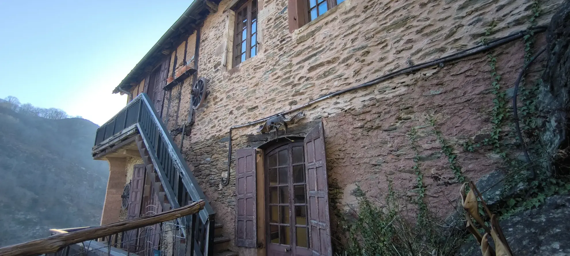 Maison en pierre avec vue panoramique à Conques-en-Rouergue 