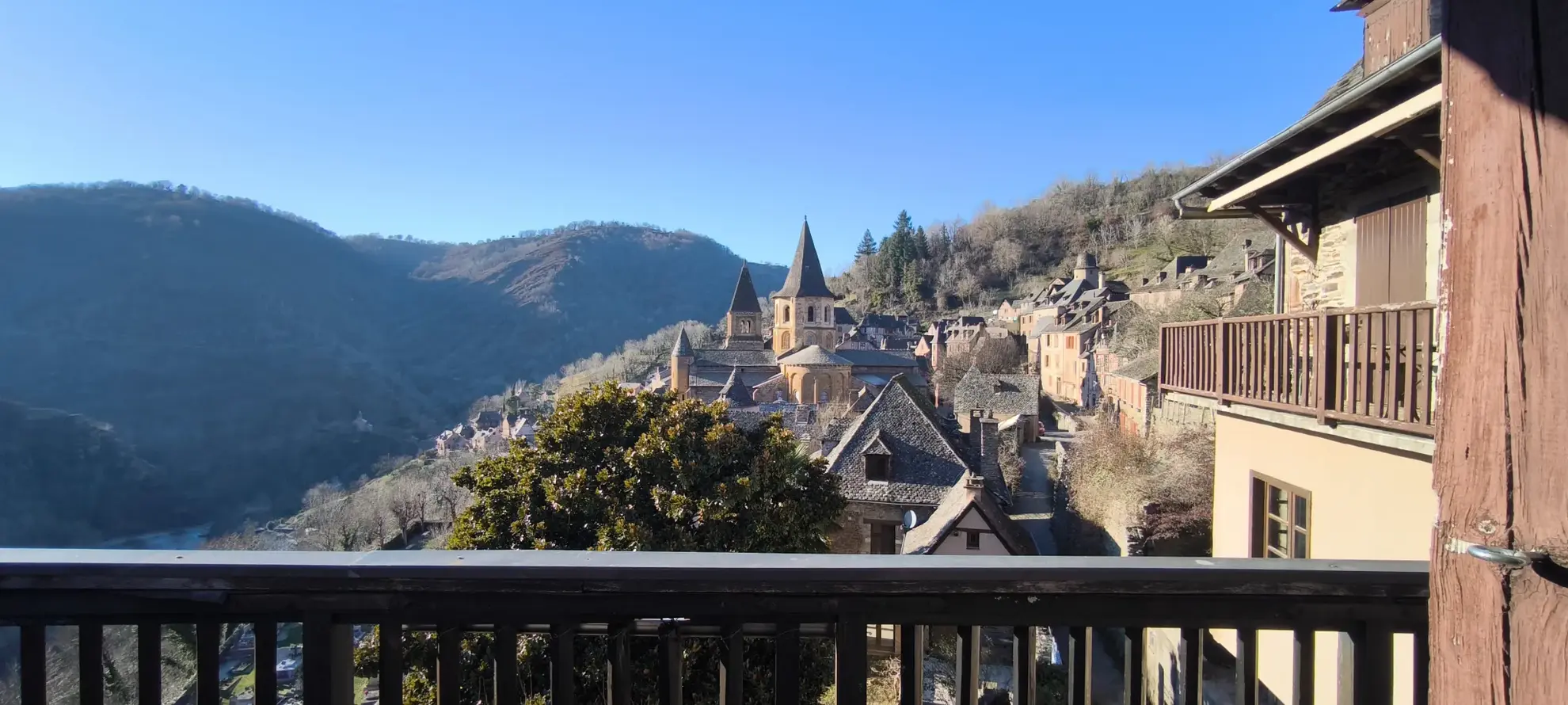 Maison en pierre avec vue panoramique à Conques-en-Rouergue 