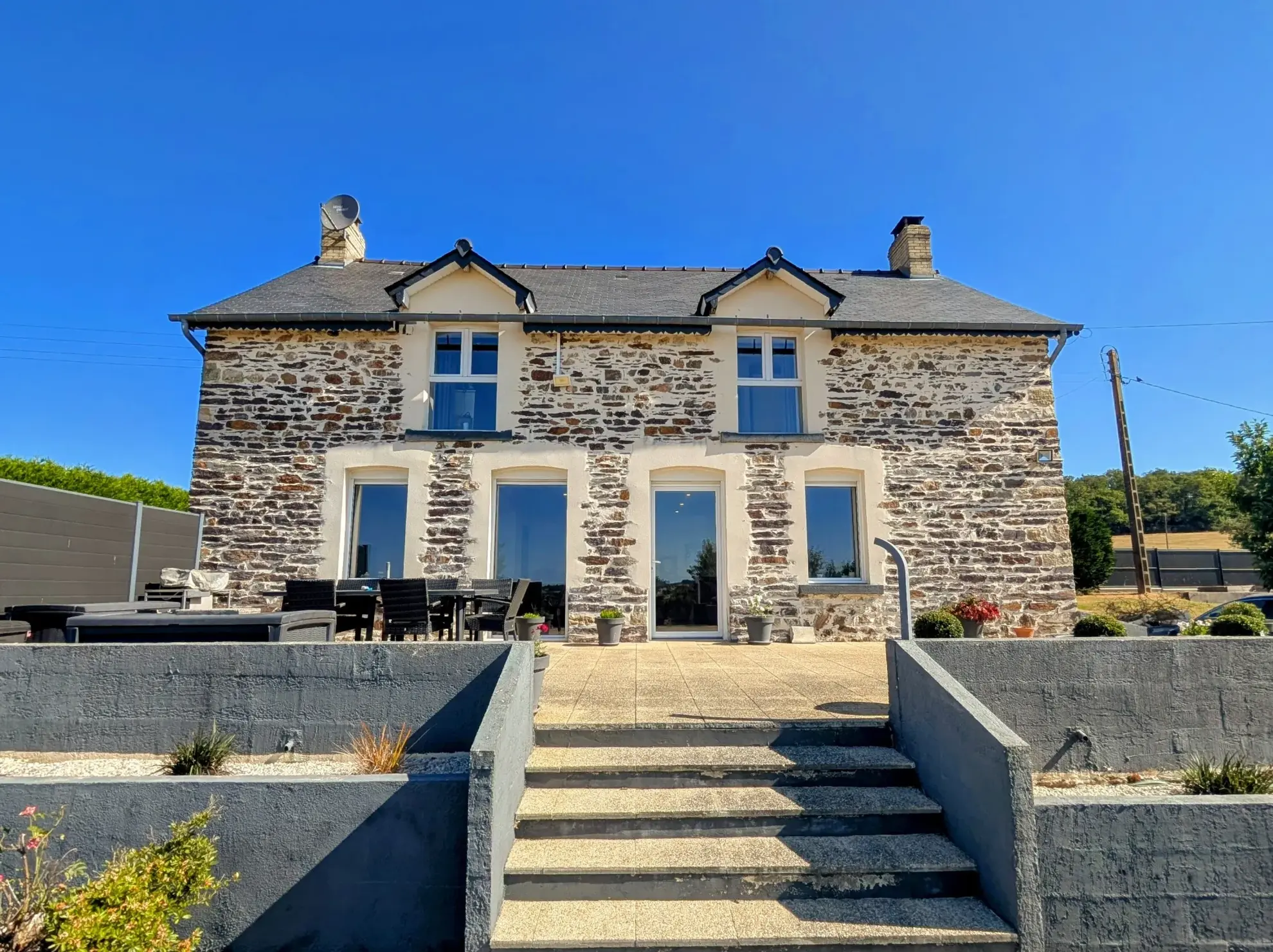 Longère rénovée avec terrain arboré à Ropenard, proche Plelan-le-Grand