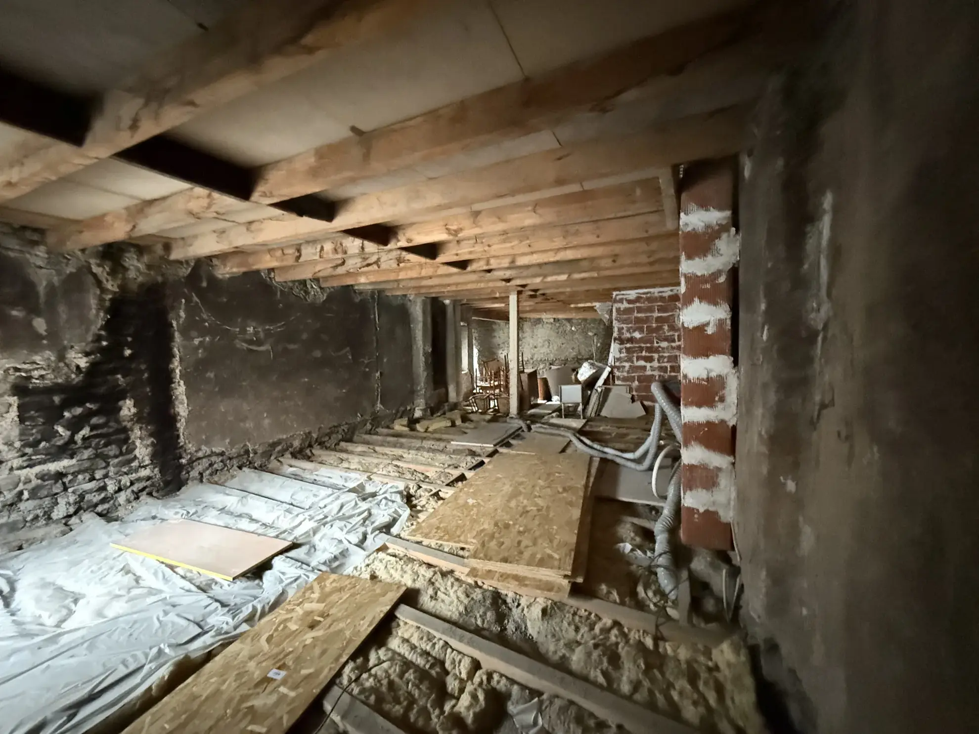 Immeuble à vendre au Monastier sur Gazelle avec fonds de commerce et appartement lumineux 