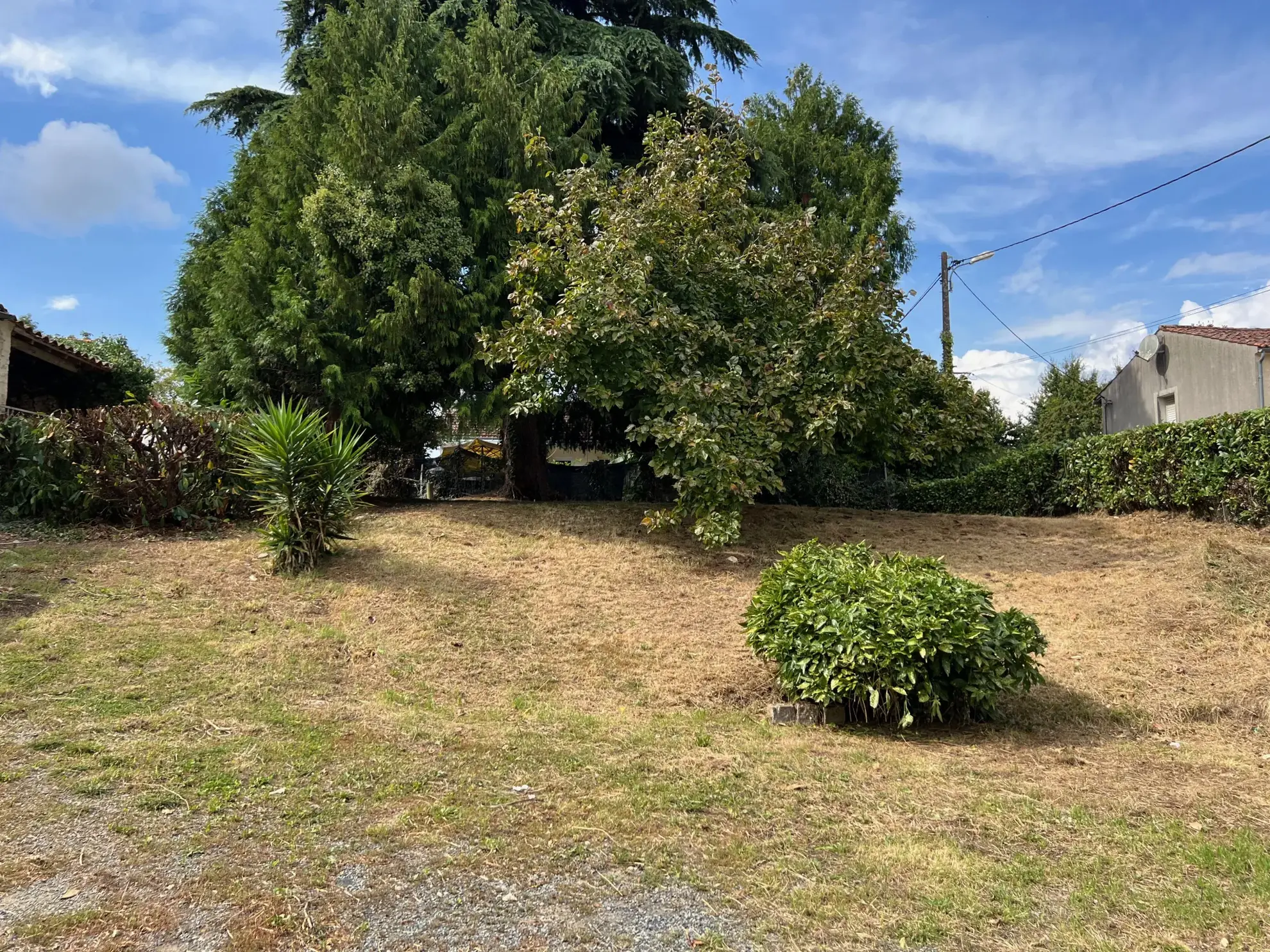 Maison à rénover avec 4 chambres et jardin à La Caillère Saint Hilaire 