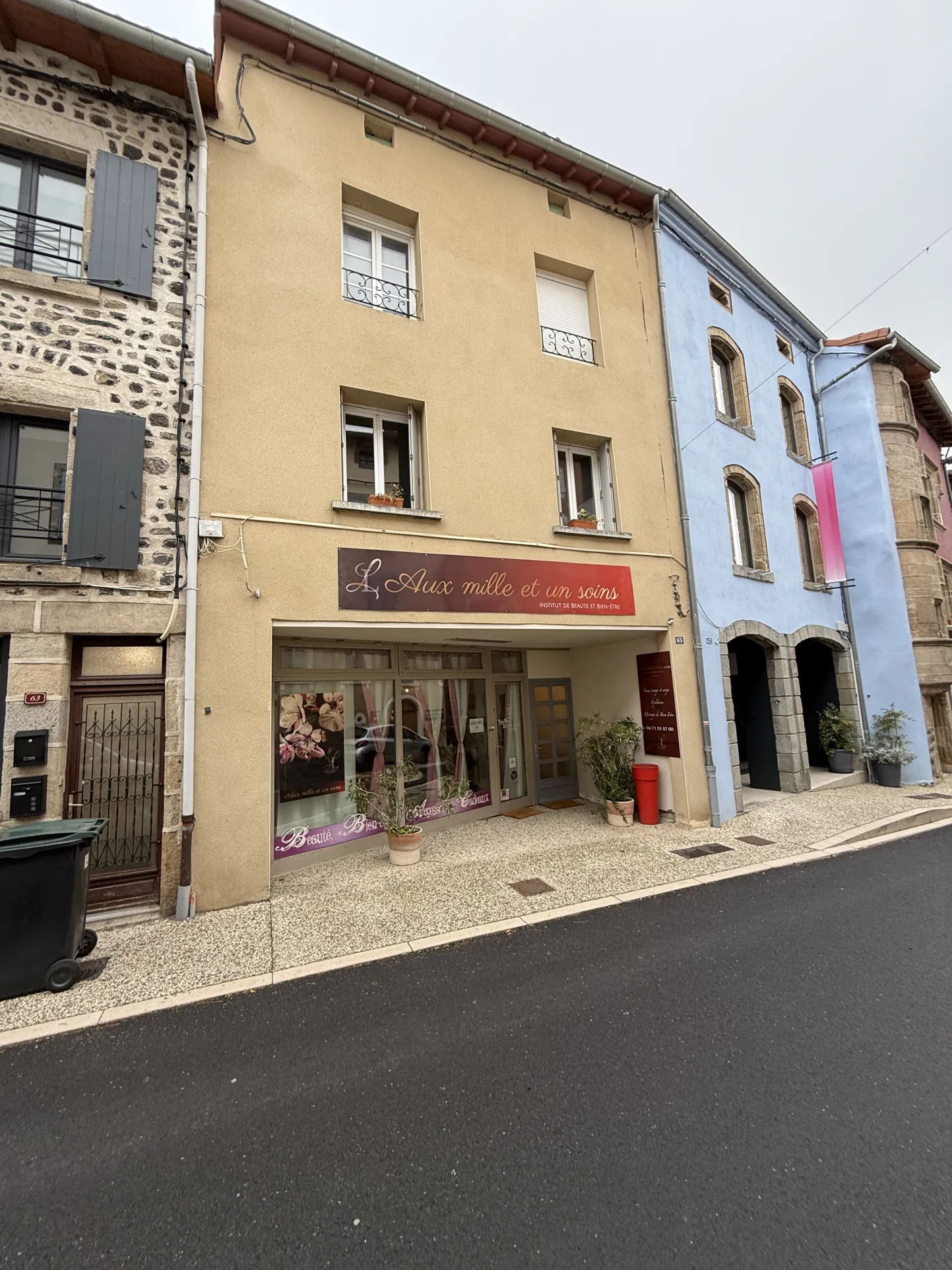 Immeuble à vendre au Monastier sur Gazelle avec fonds de commerce et appartement lumineux 