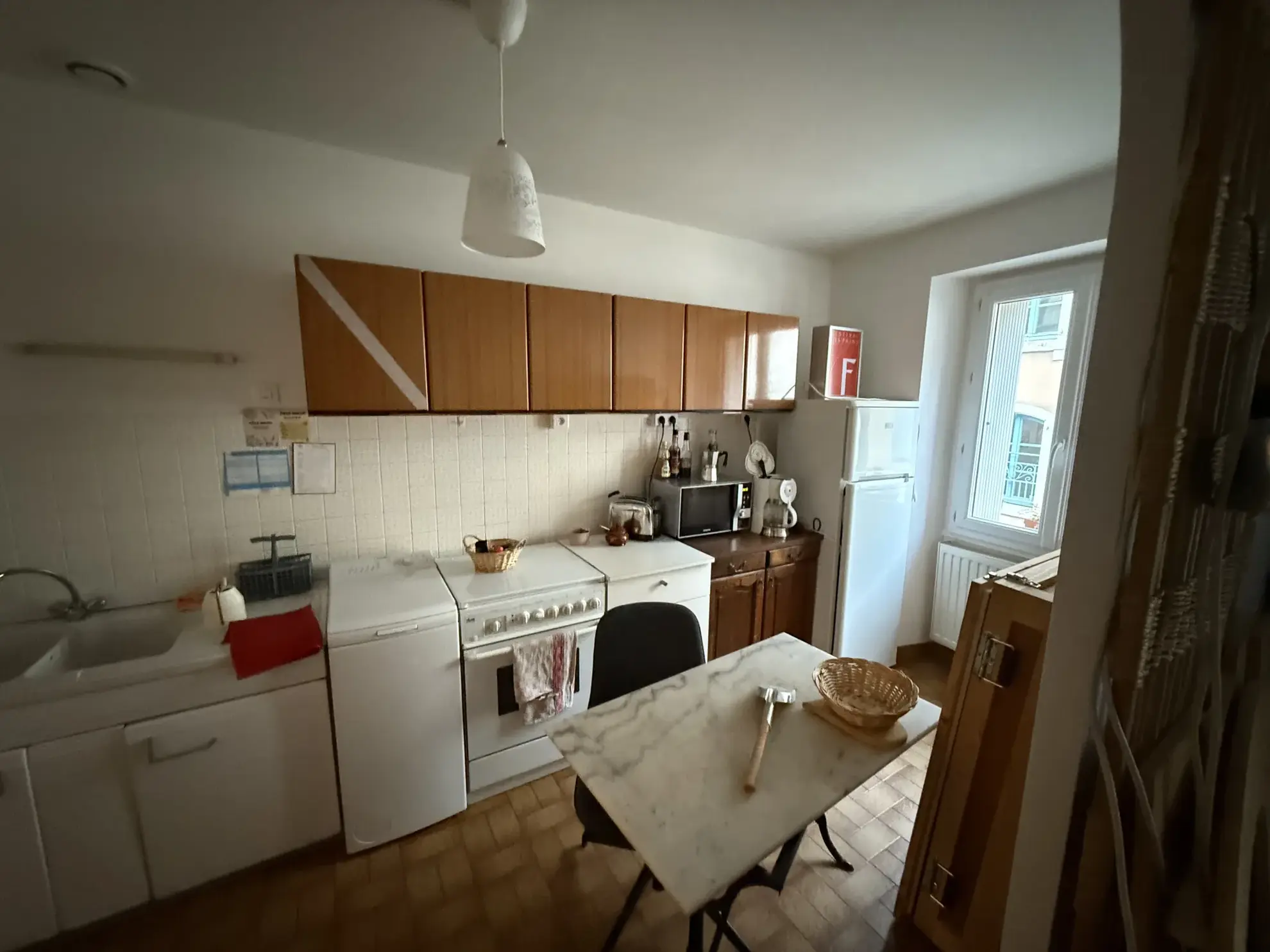 Immeuble à vendre au Monastier sur Gazelle avec fonds de commerce et appartement lumineux 