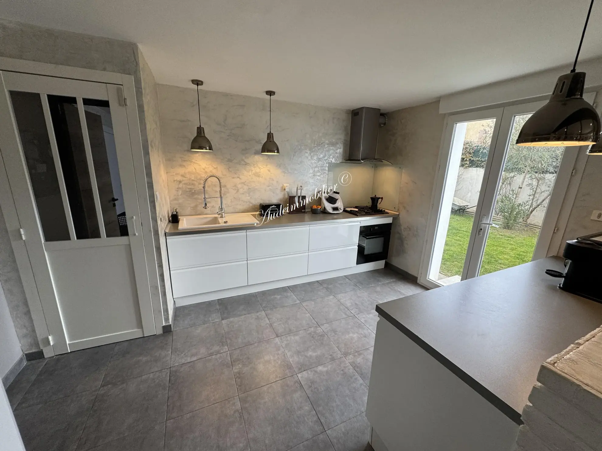 Maison rénovée avec piscine et jardin à Limoux - 4 chambres, garage et panneaux solaires 