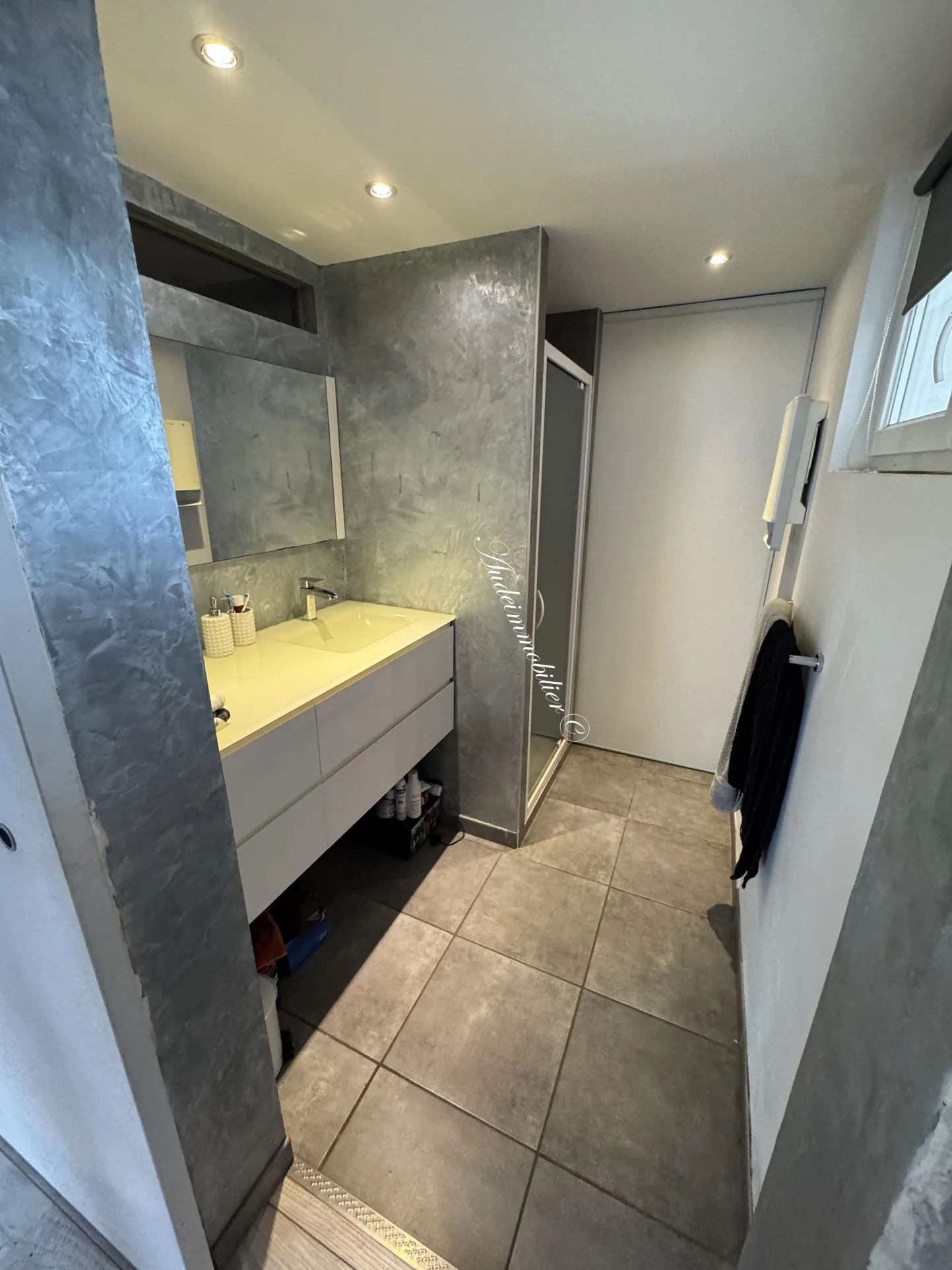 Maison rénovée avec piscine et jardin à Limoux - 4 chambres, garage et panneaux solaires 