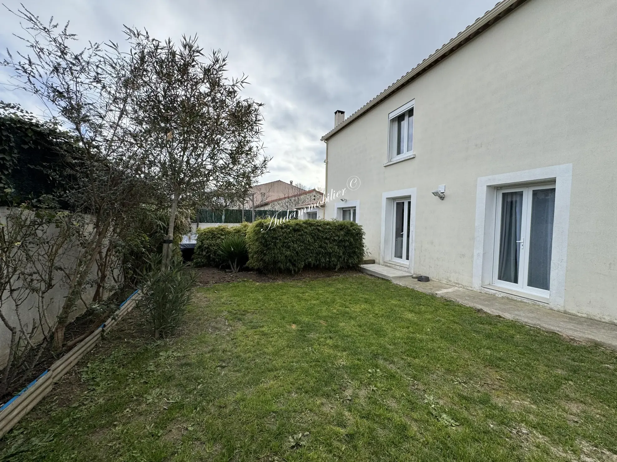 Maison rénovée avec piscine et jardin à Limoux - 4 chambres, garage et panneaux solaires 