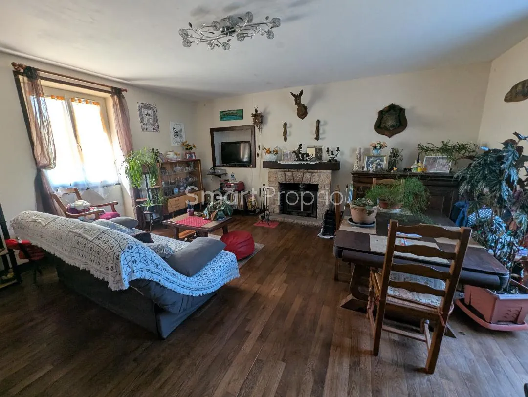 Ancien corps de ferme avec dépendances et grand terrain à Louignac