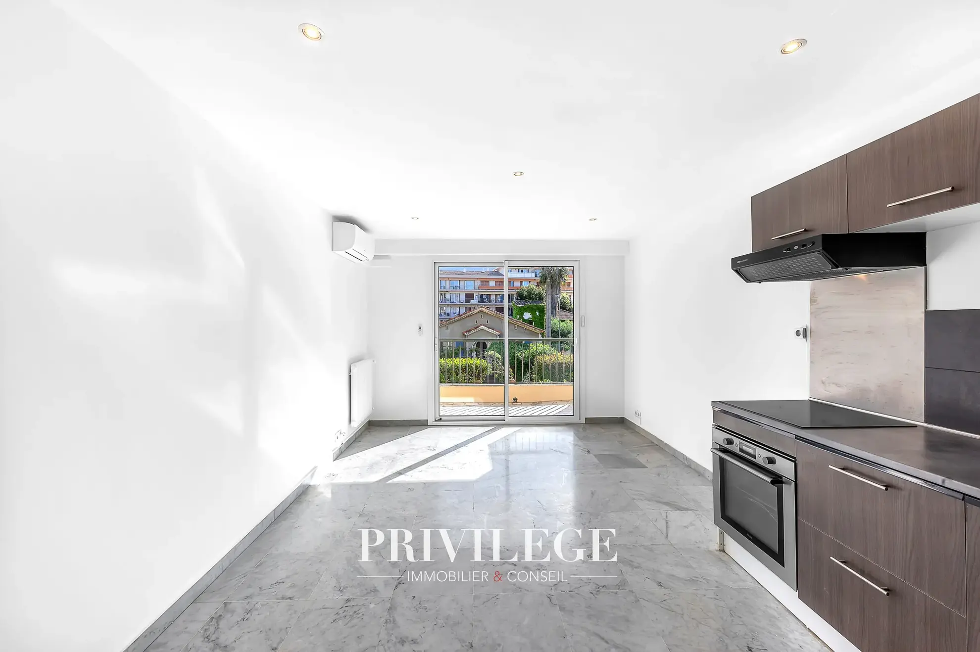 Appartement 2 pièces rénové avec terrasse à Vallauris 