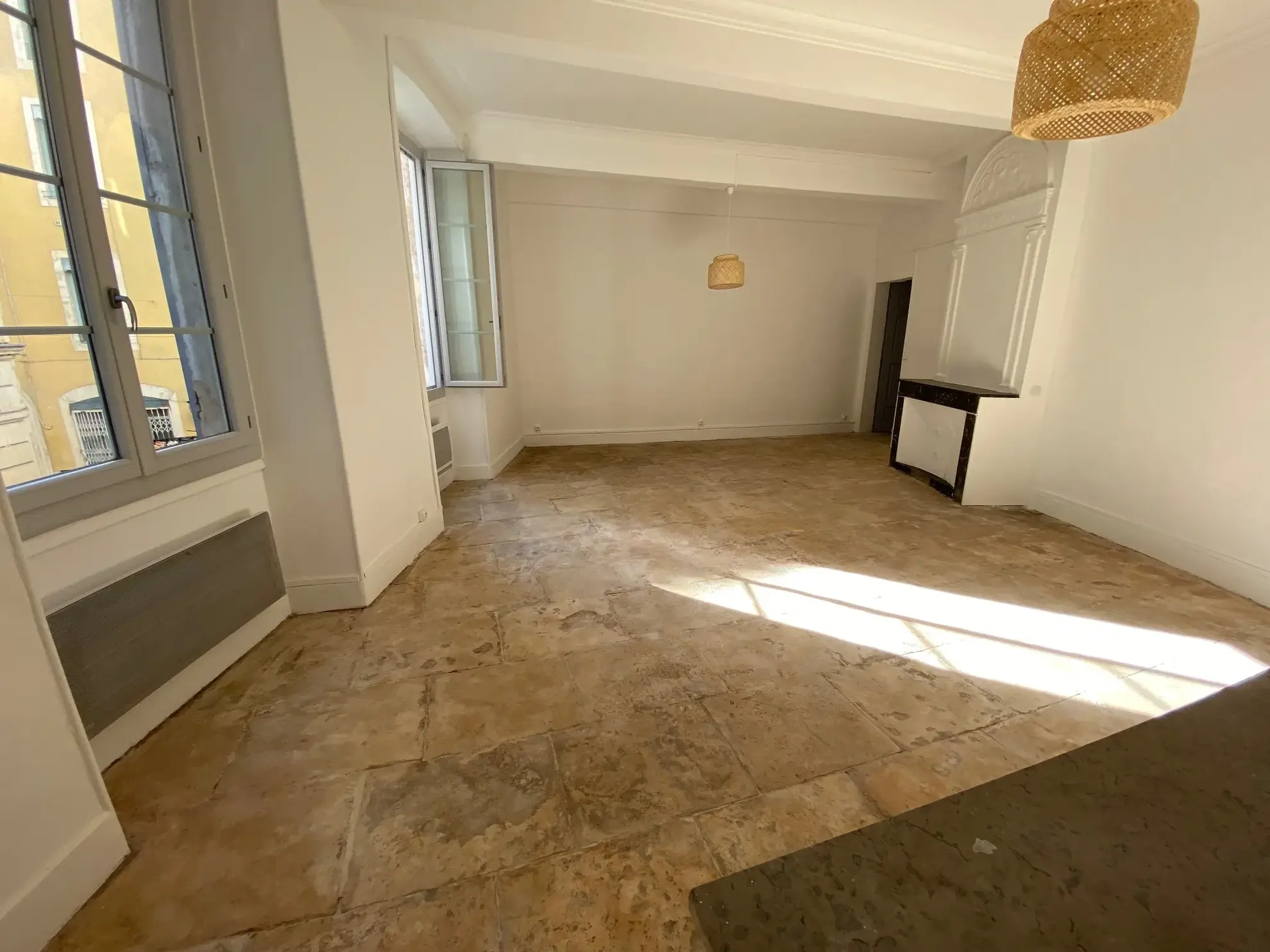 Bel appartement T2 rénové de 68 m² au cœur de Nîmes avec cachet 