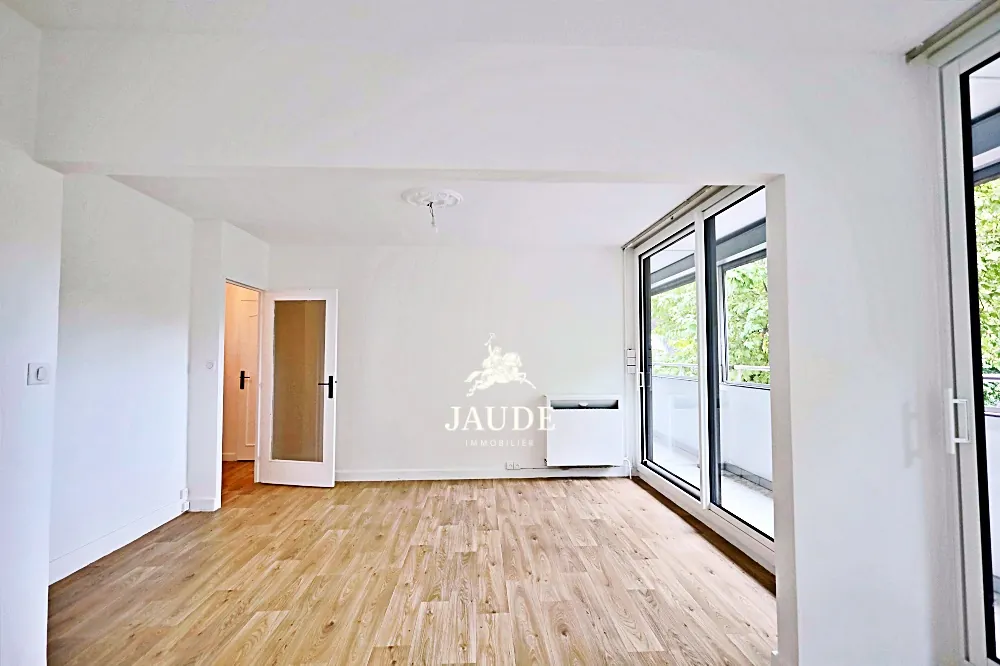 Appartement T3 rénové avec balcon, garage et cave à Chamalieres 