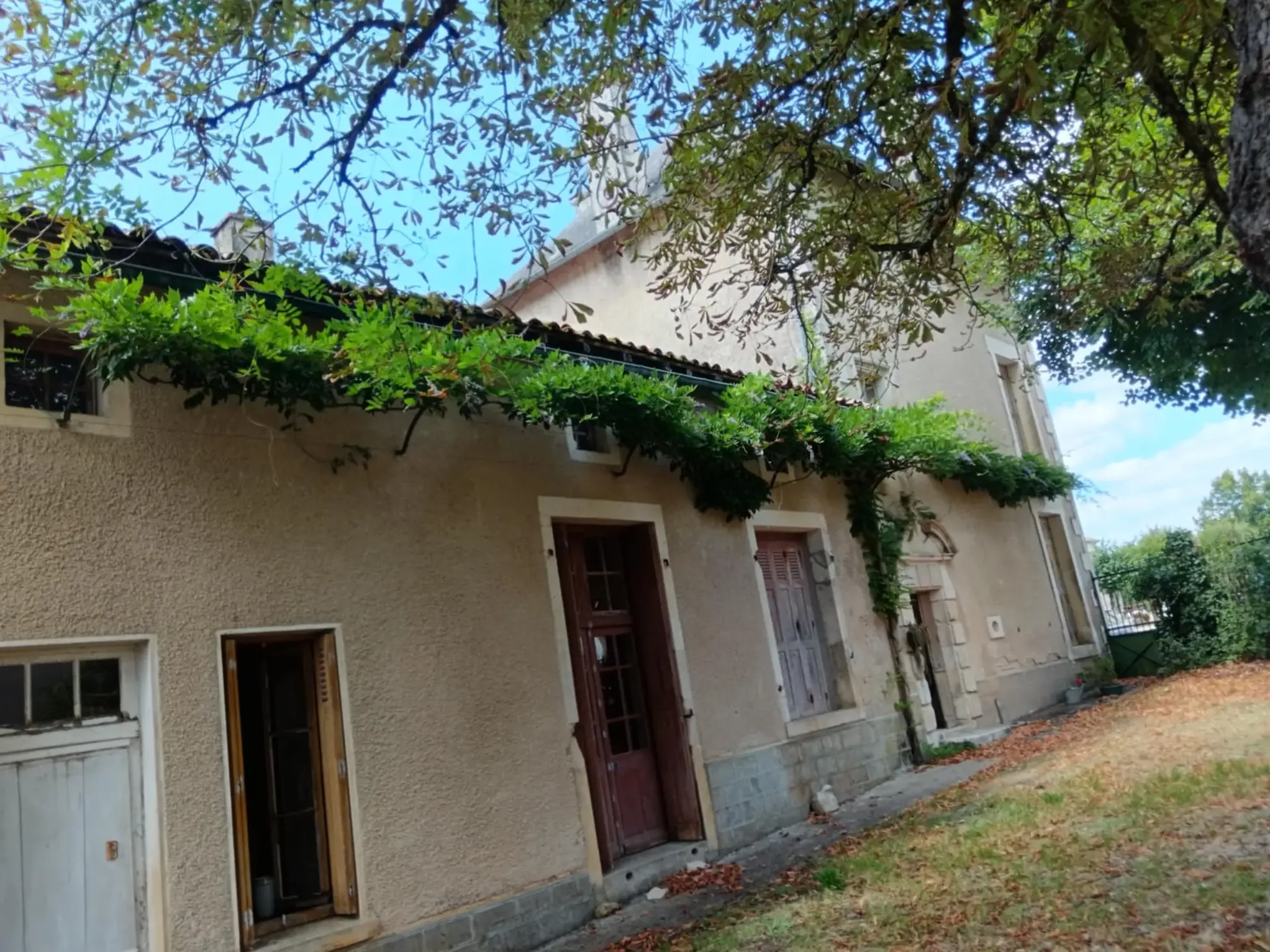 Maison de caractère à Brux avec cheminée, dépendances et parc clos