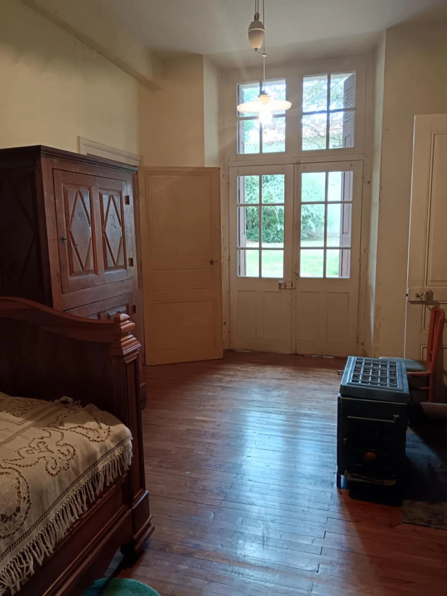 Maison de caractère à Brux avec cheminée, dépendances et parc clos 