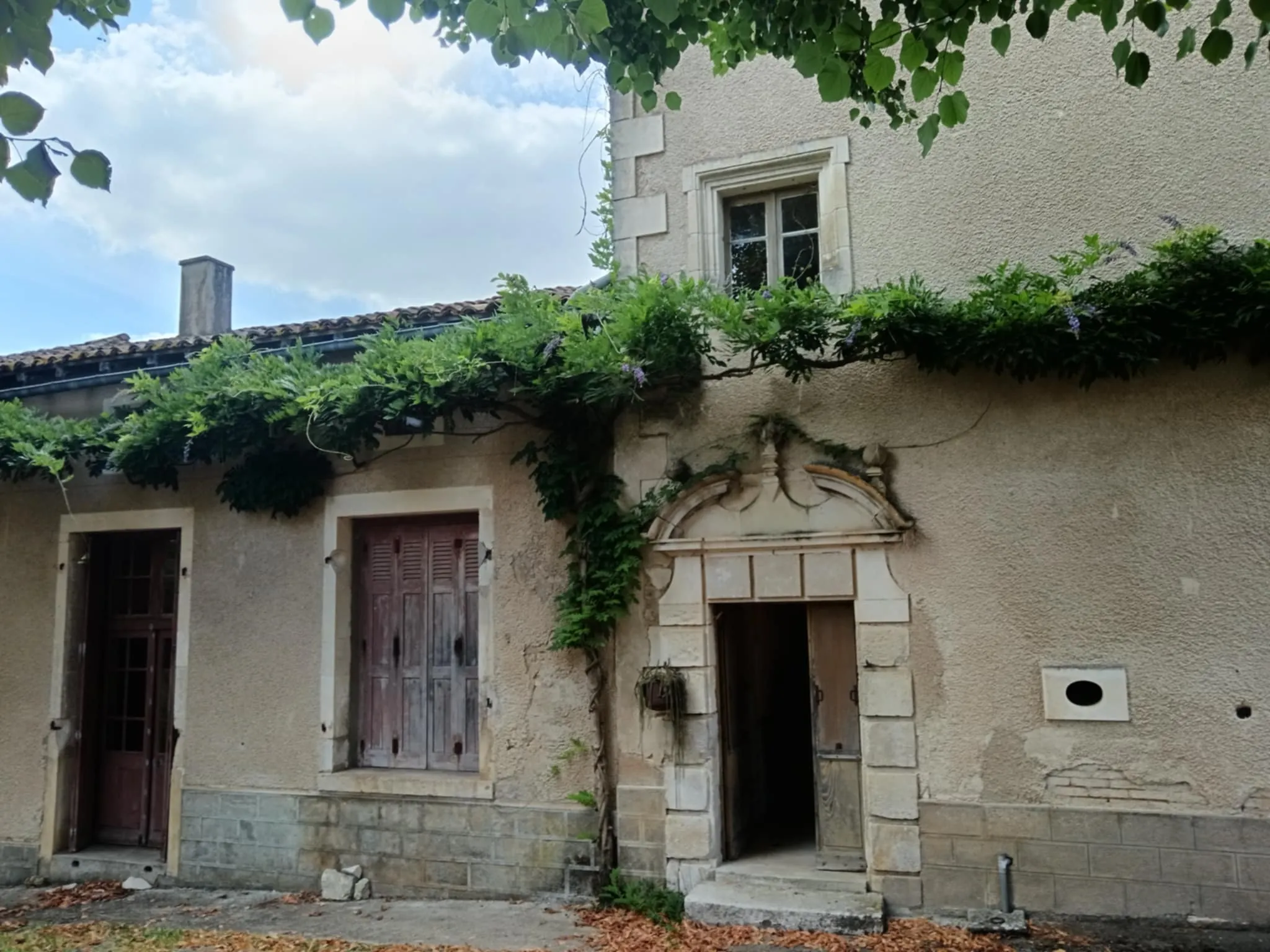Maison de caractère à Brux avec cheminée, dépendances et parc clos 