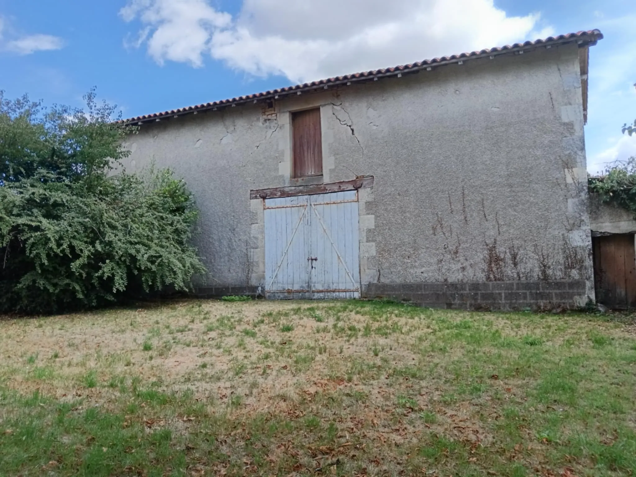Maison de caractère à Brux avec cheminée, dépendances et parc clos 