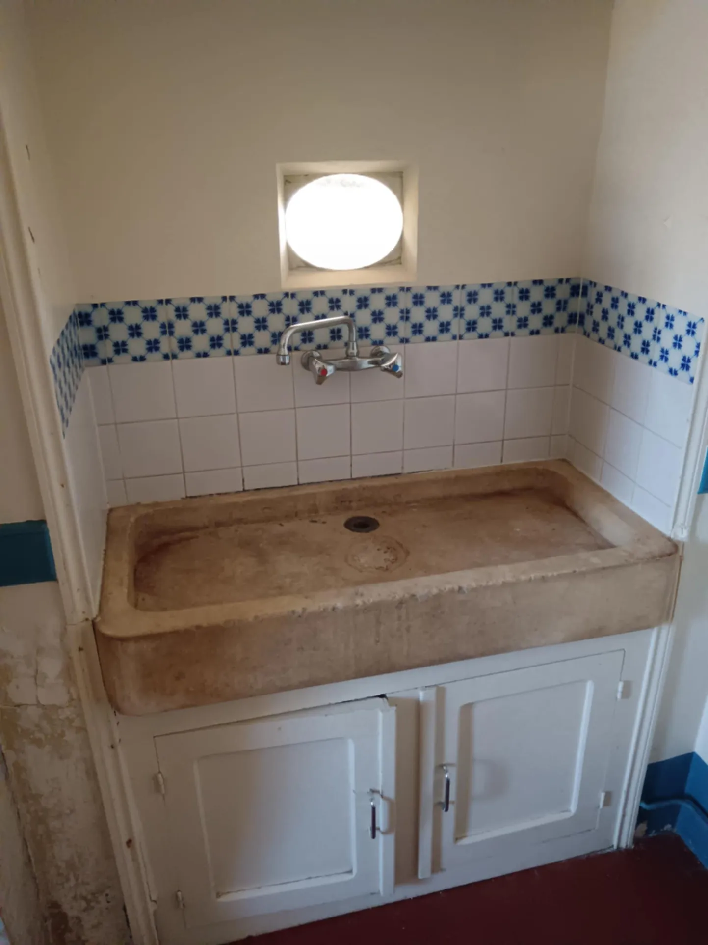 Maison de caractère à Brux avec cheminée, dépendances et parc clos 