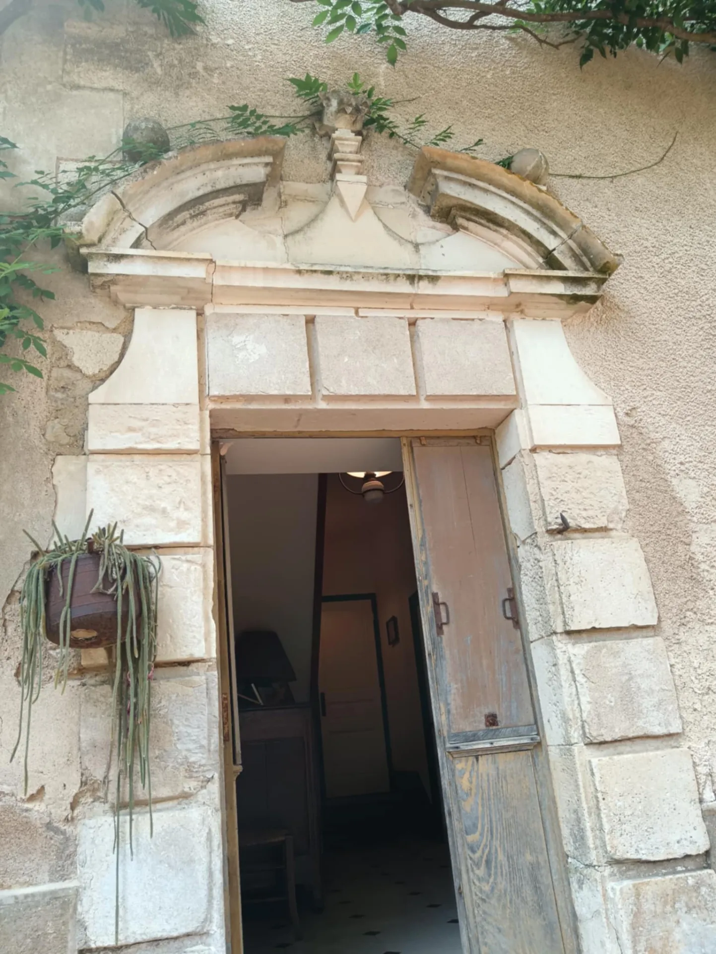 Maison de caractère à Brux avec cheminée, dépendances et parc clos 