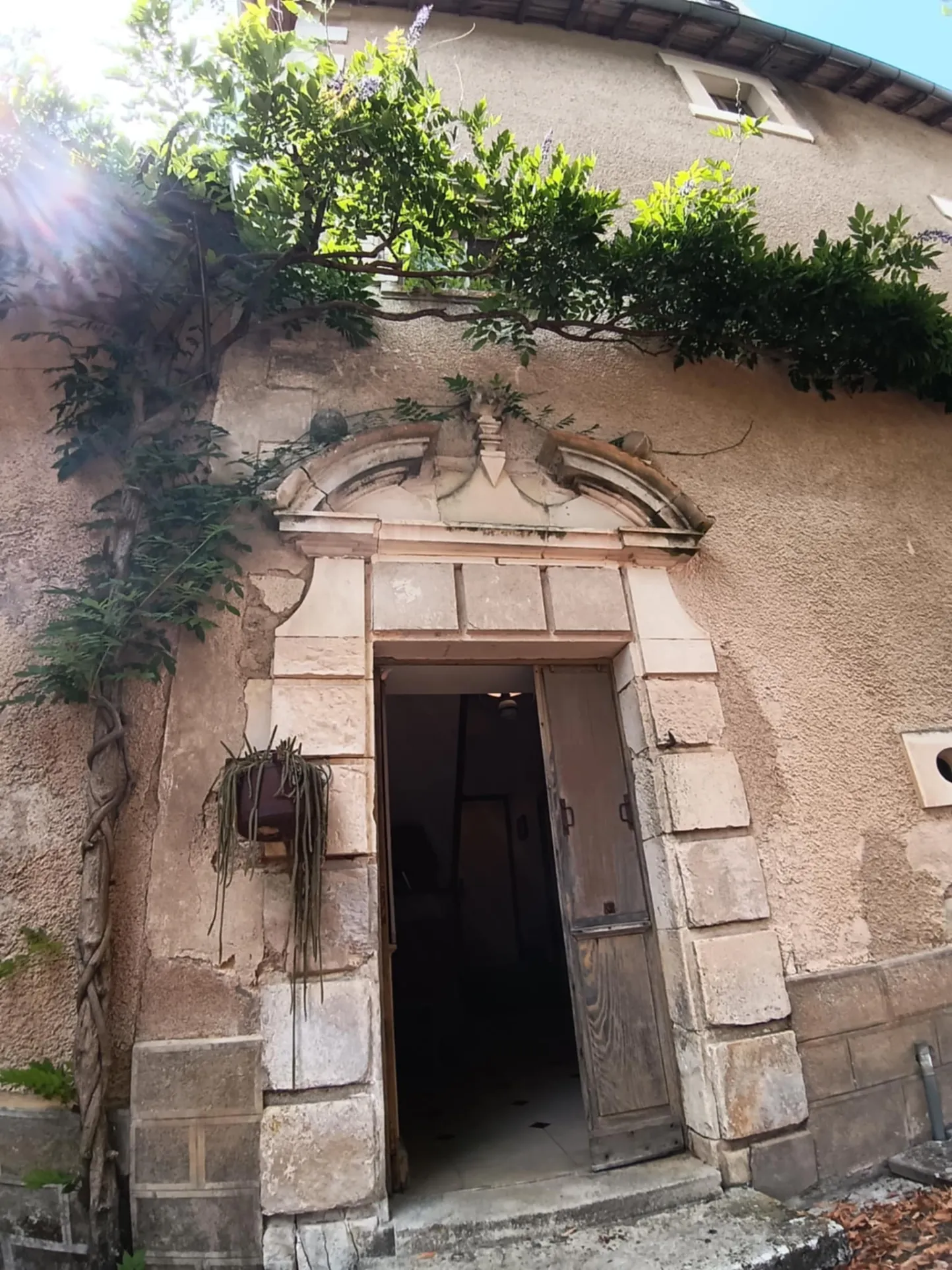 Maison de caractère à Brux avec cheminée, dépendances et parc clos 