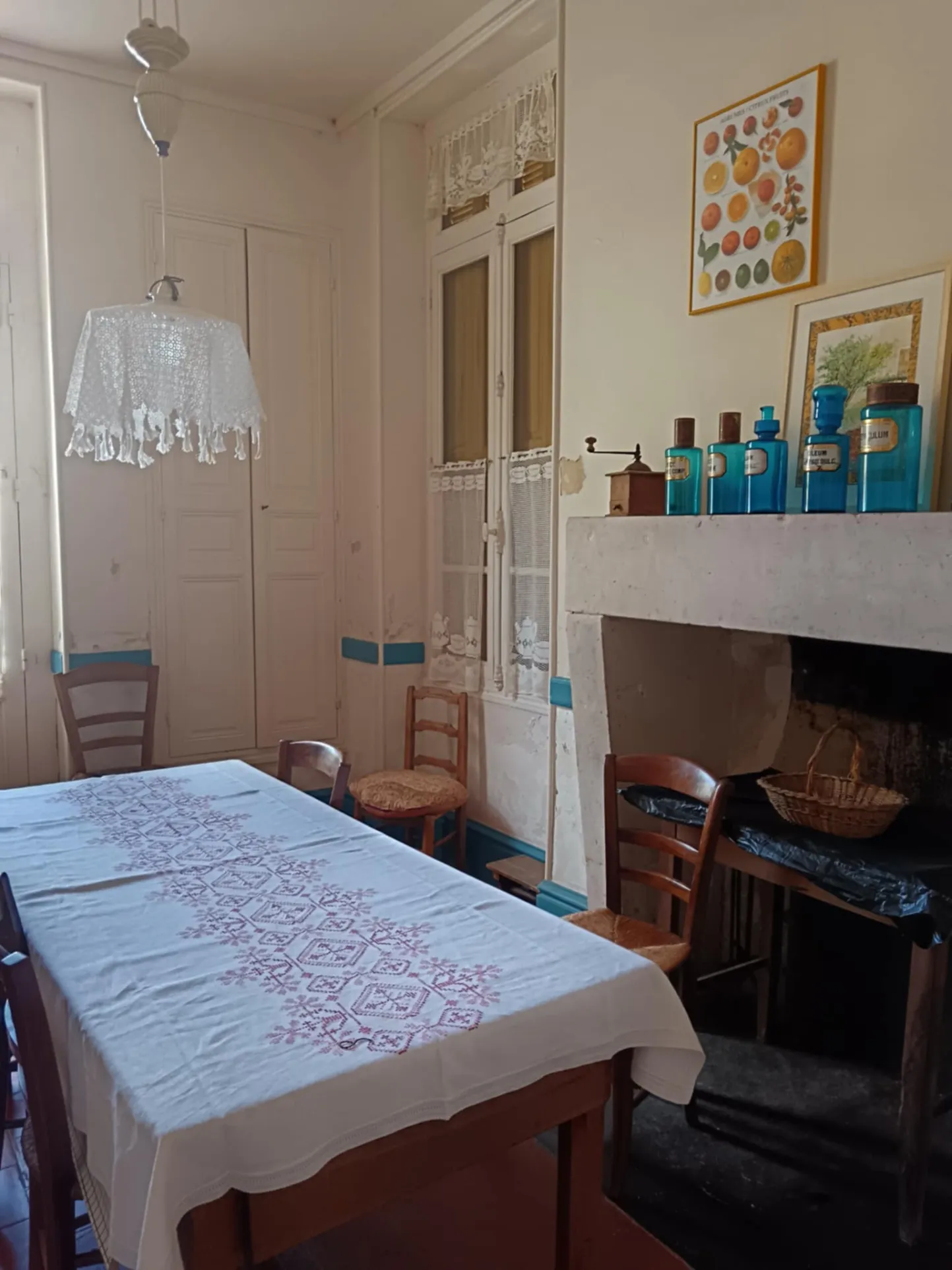 Maison de caractère à Brux avec cheminée, dépendances et parc clos 