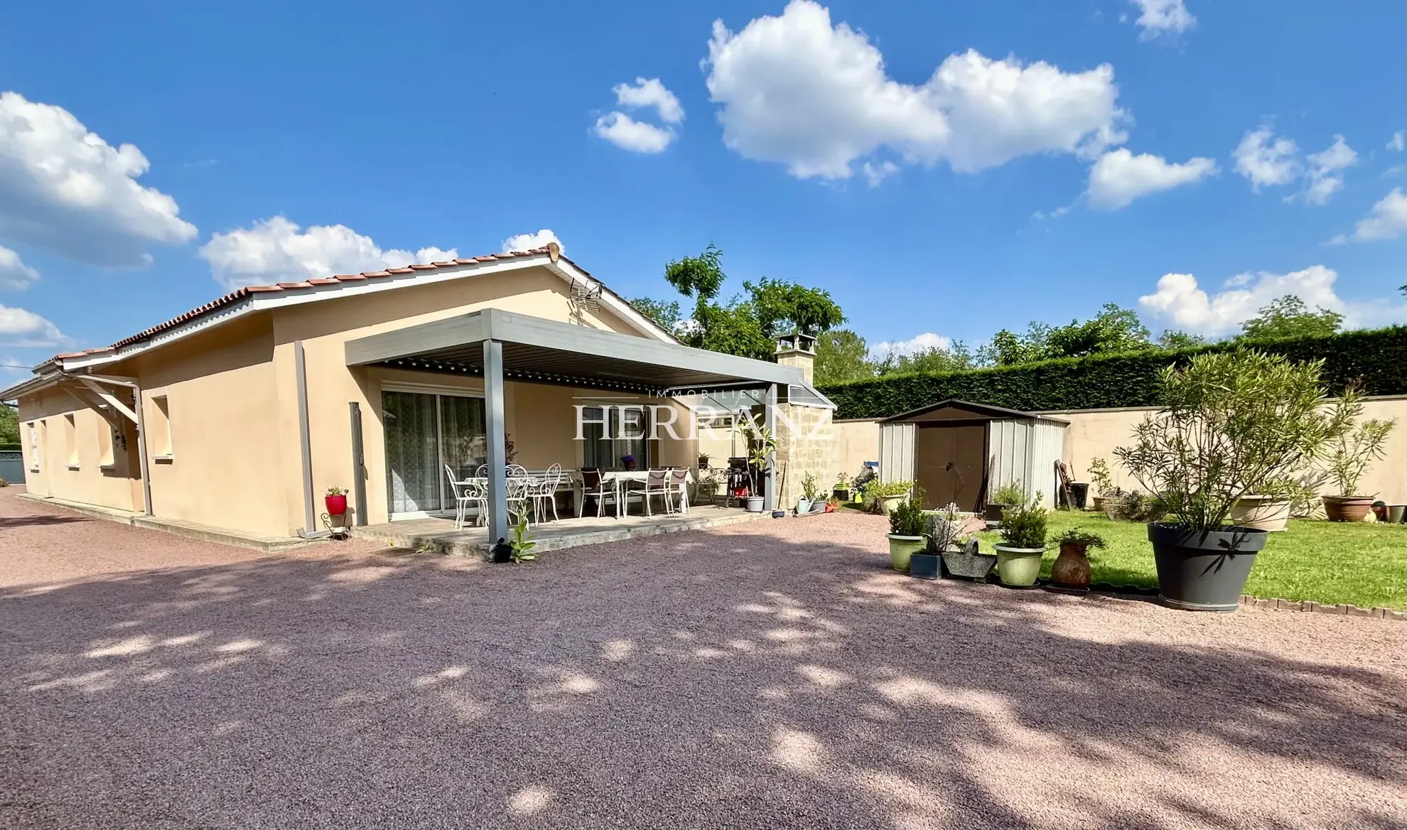 Charmante maison de plain-pied avec garage et jardin clos à Saint Denis de Pile