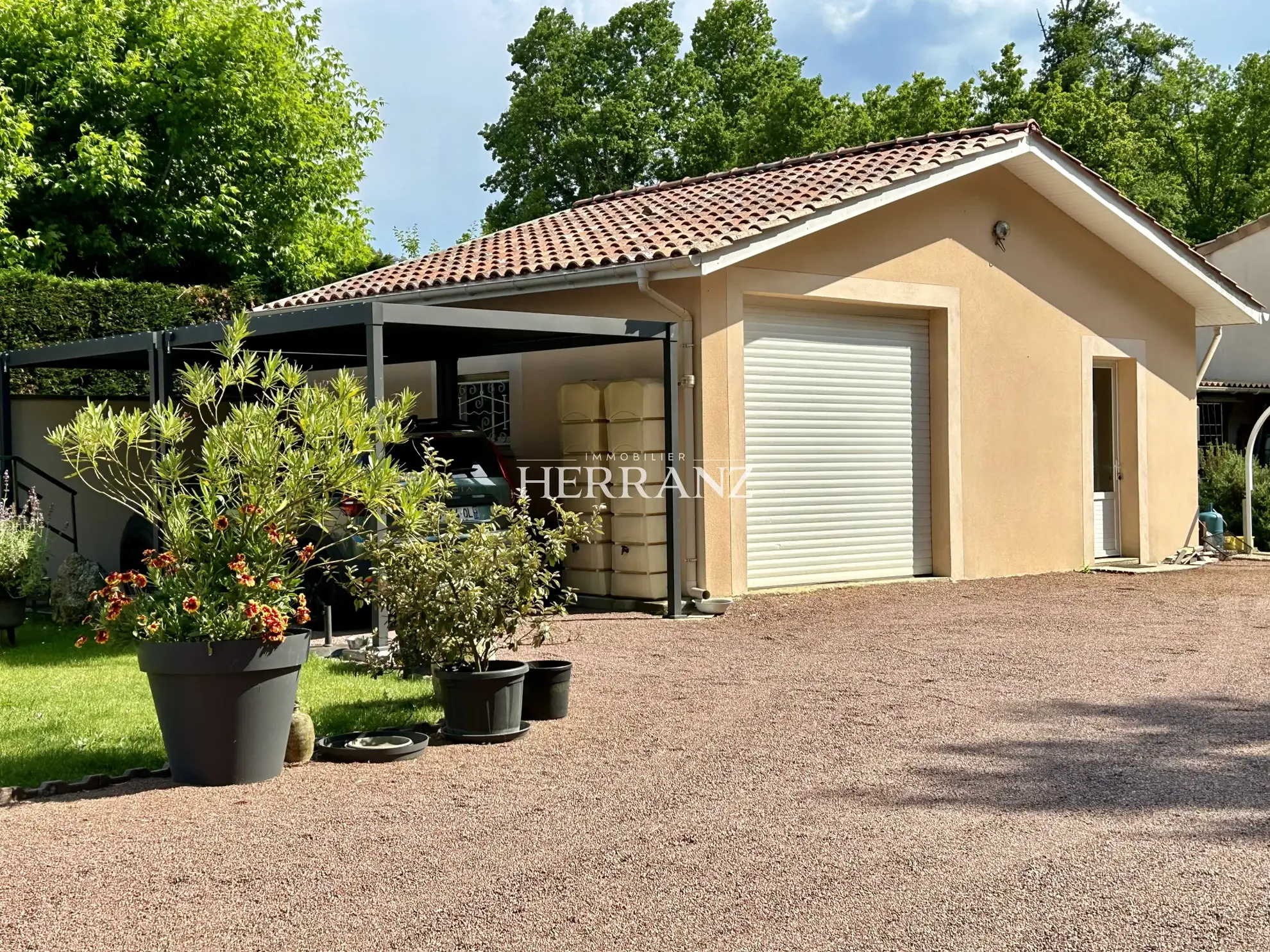 Charmante maison de plain-pied avec garage et jardin clos à Saint Denis de Pile 