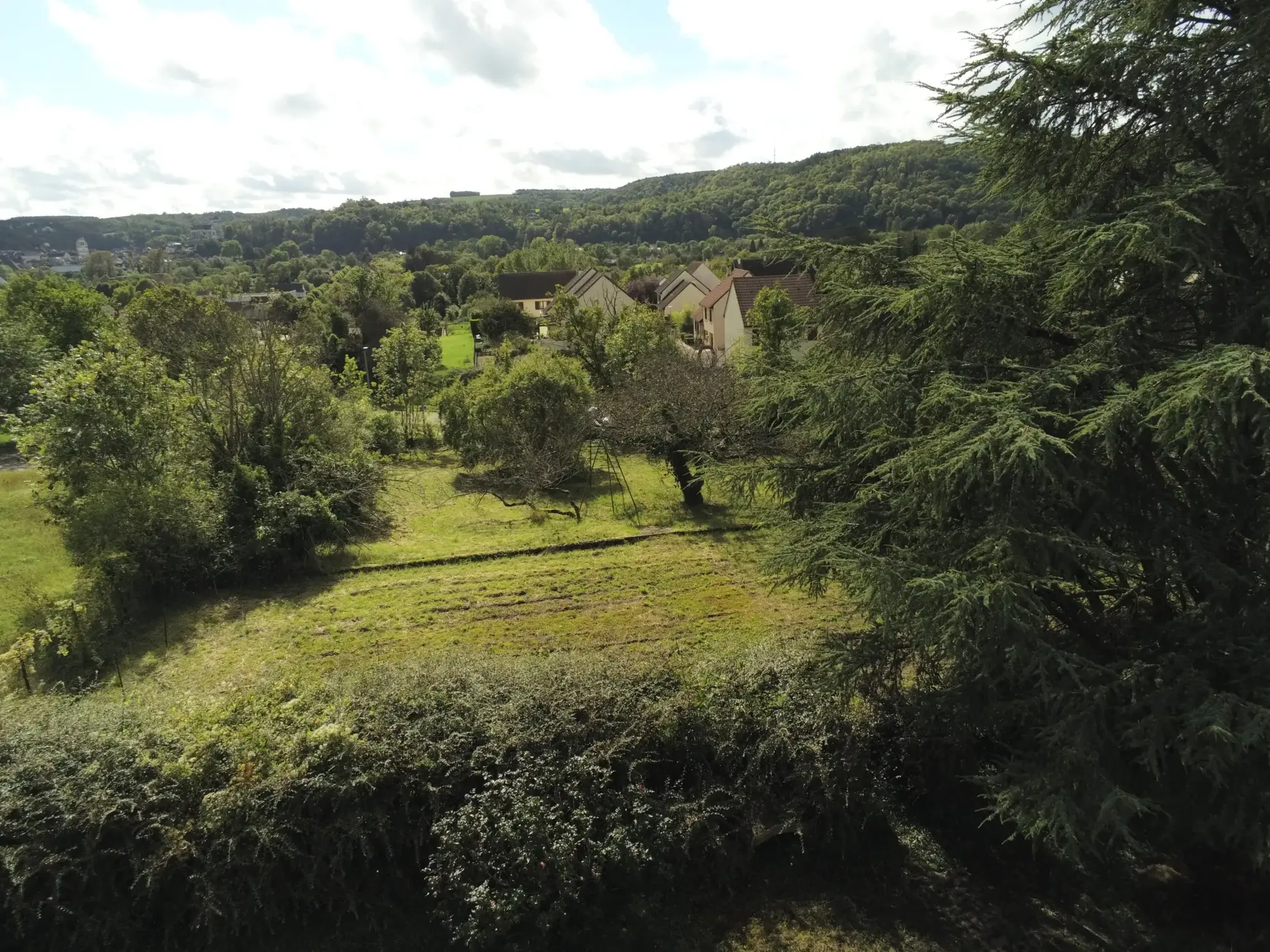 À vendre pavillon traditionnel à Épineuil près de Tonnerre avec jardin et grand séjour 