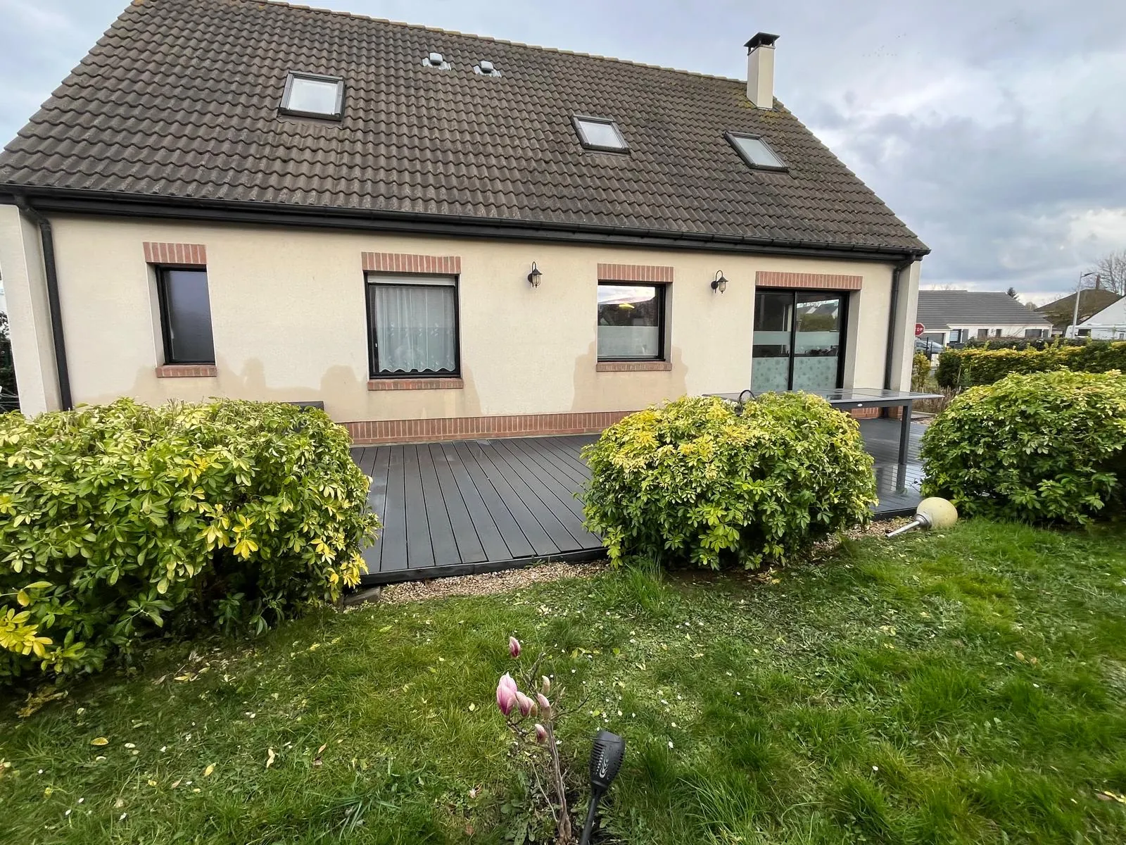 Maison individuelle semi plain-pied à Henin Beaumont avec jardin, terrasse et garage 