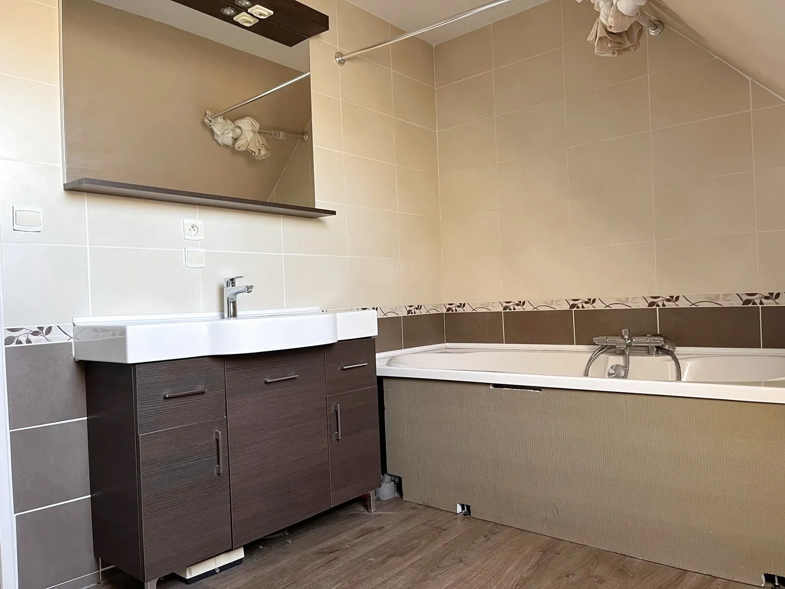 Maison individuelle semi plain-pied à Henin Beaumont avec jardin, terrasse et garage 