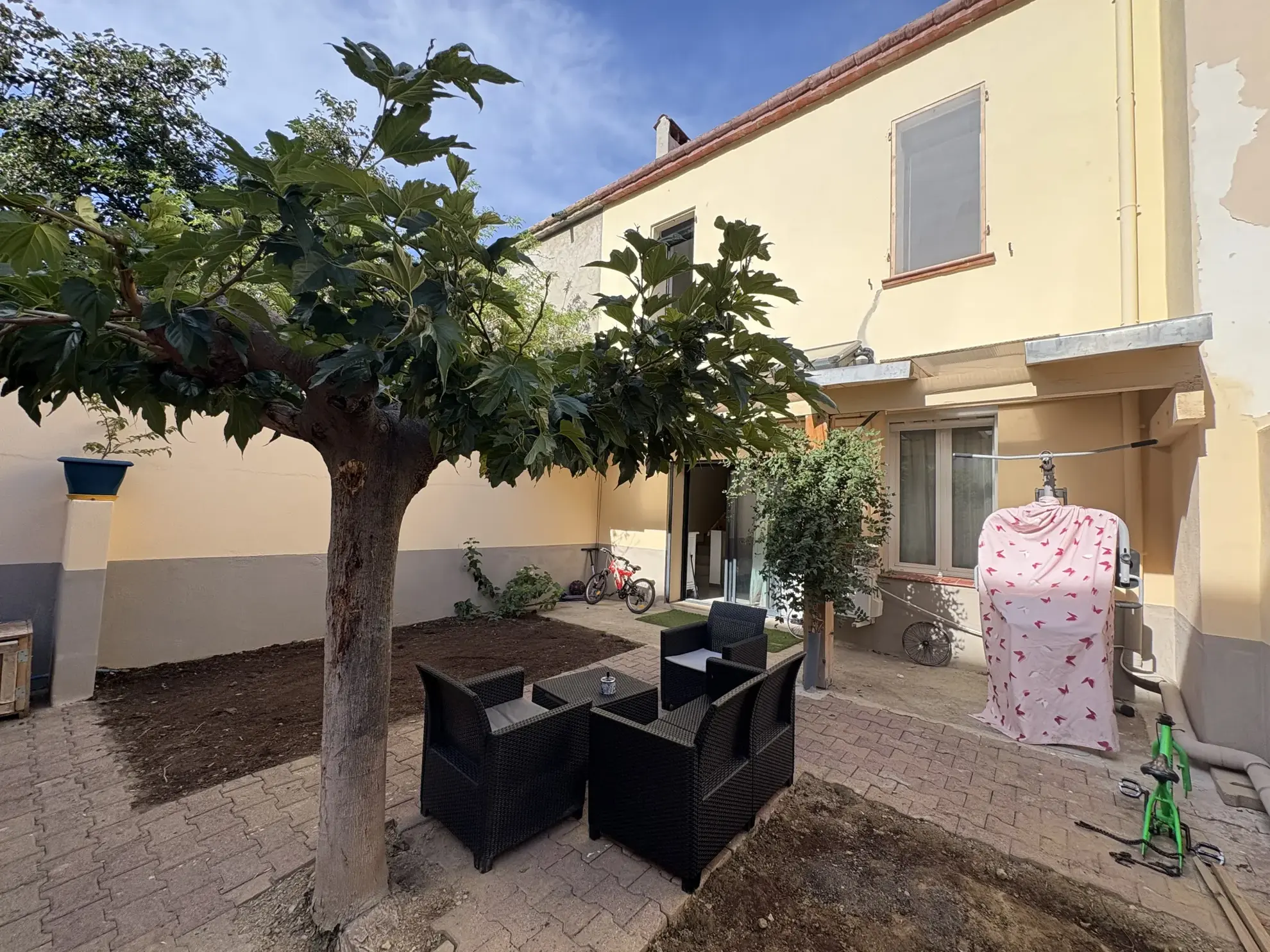 Maison de ville à Thuir de 102 m² avec jardin et annexes 